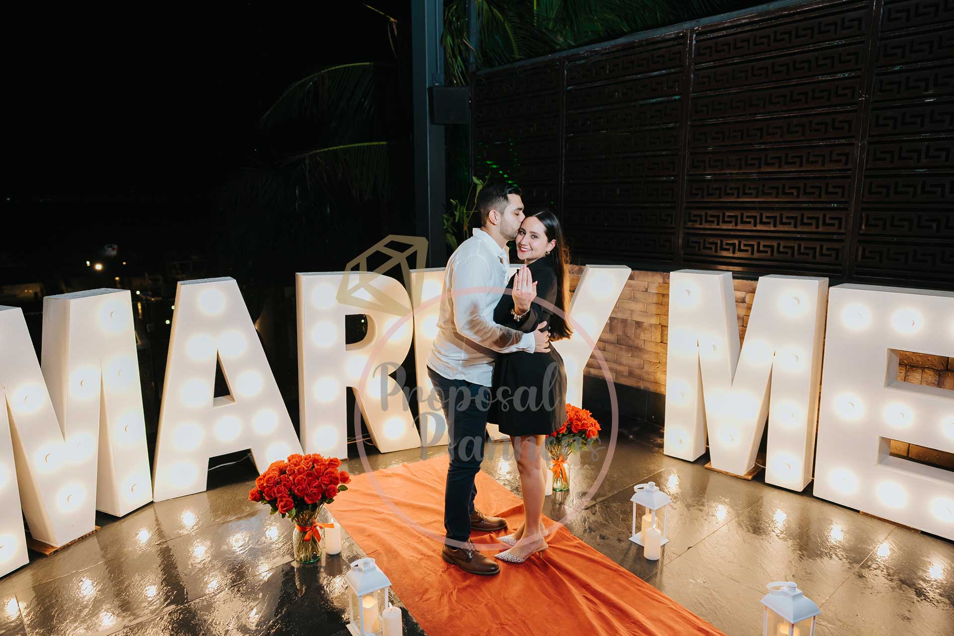 Letras Gigantes MARRY ME en la playa con cena romántica