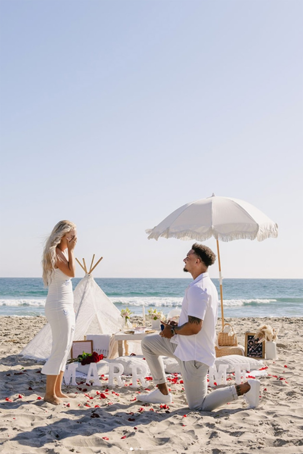 Picnic en la playa con sombrilla